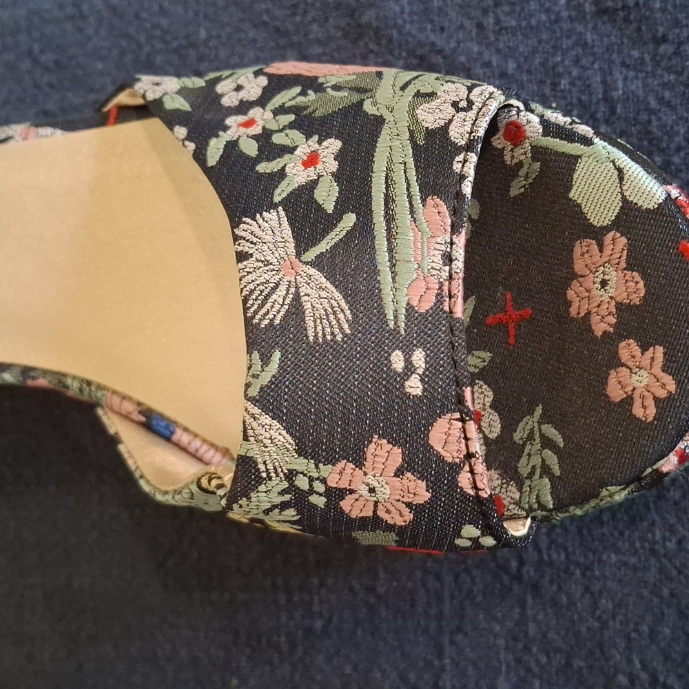 CL by Laundry Women's Floral Platform Sandals - Black - Picture 2 of 7